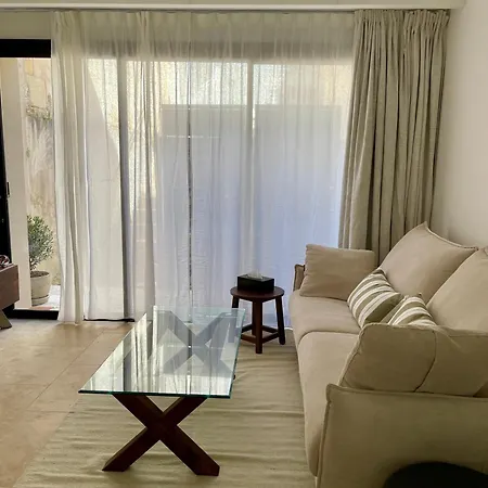 Maison Jeanne بيت ضيافة 3*